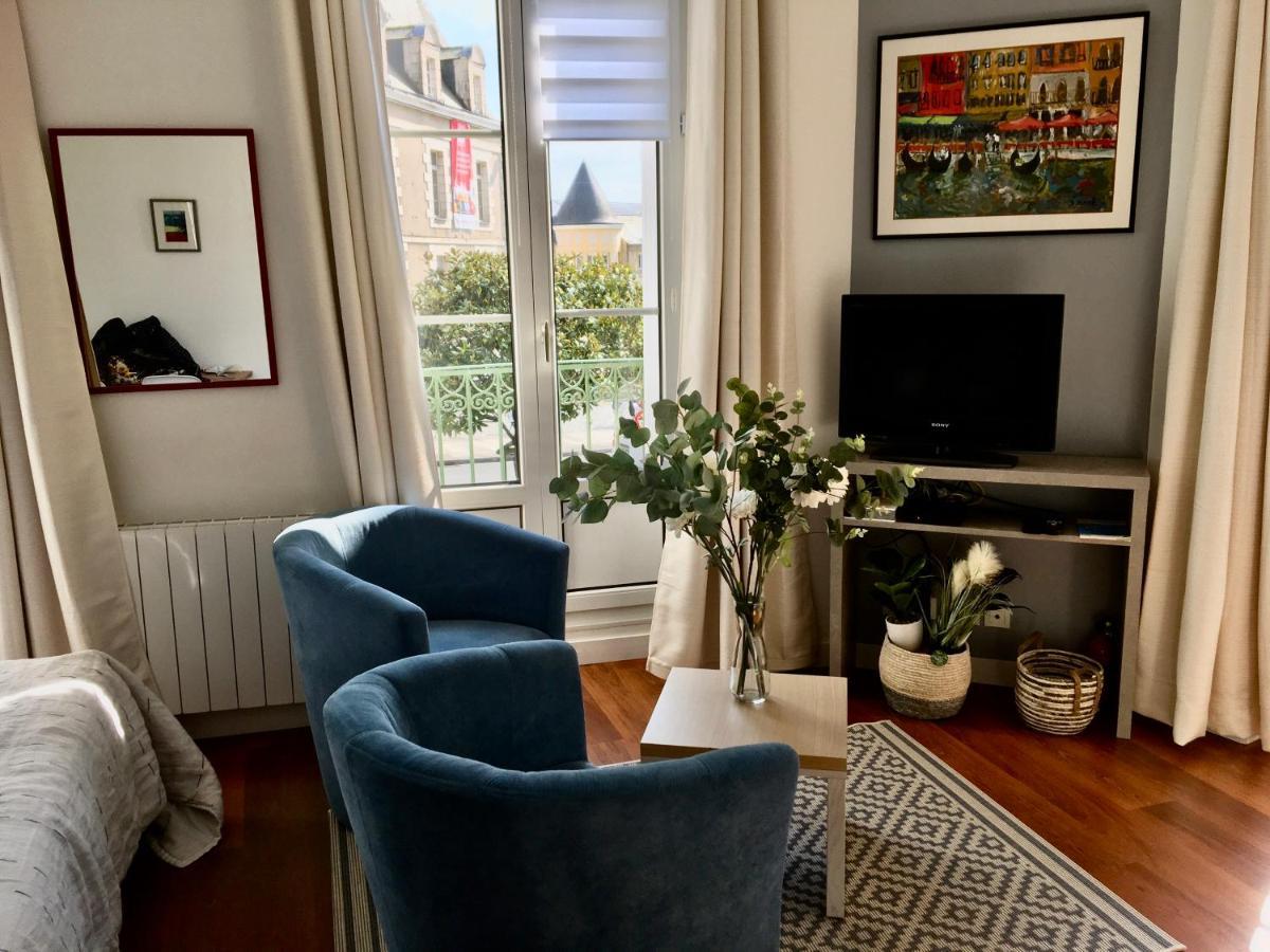 Studio Balcon De La Place Динан Экстерьер фото